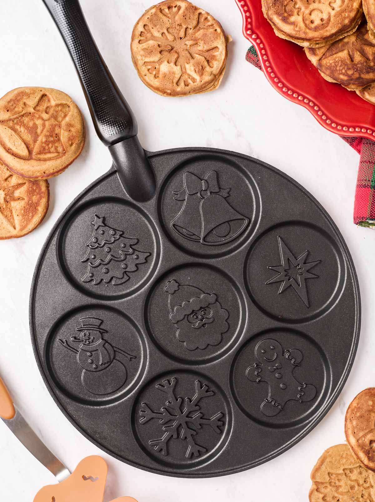 Speciality pancake pan with winter and Christmas desings by Nordic Ware